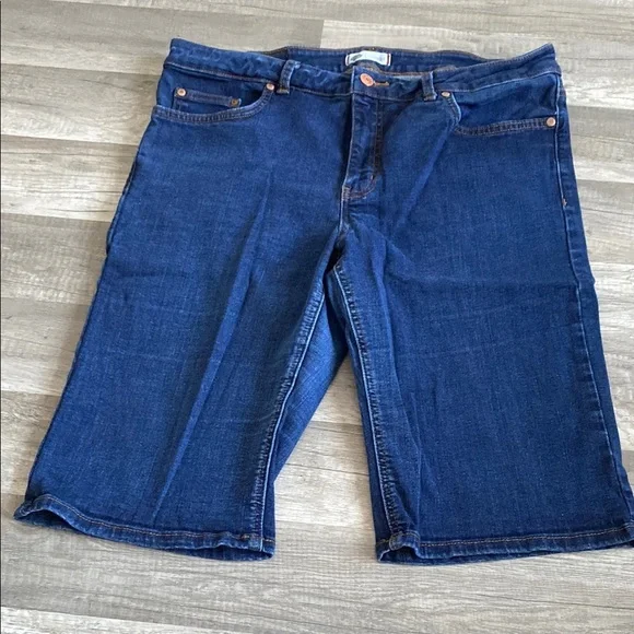 💚 2/$15 Classic Blue Straight-Leg Jeans with Medium Weight Denim - Picture 1 of 2